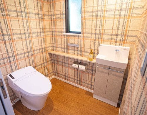 清潔感のある広々としたトイレ