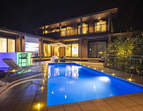 夜のプライベートプールの外観です。