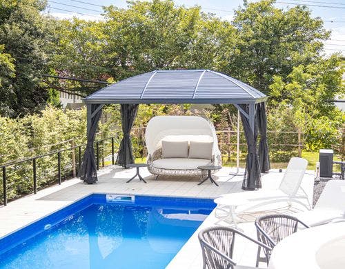 ラグジュアリーなプールサイドのテラス