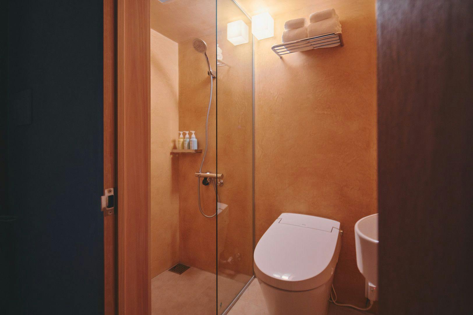 左官職人が仕上げたトイレ・シャワー室