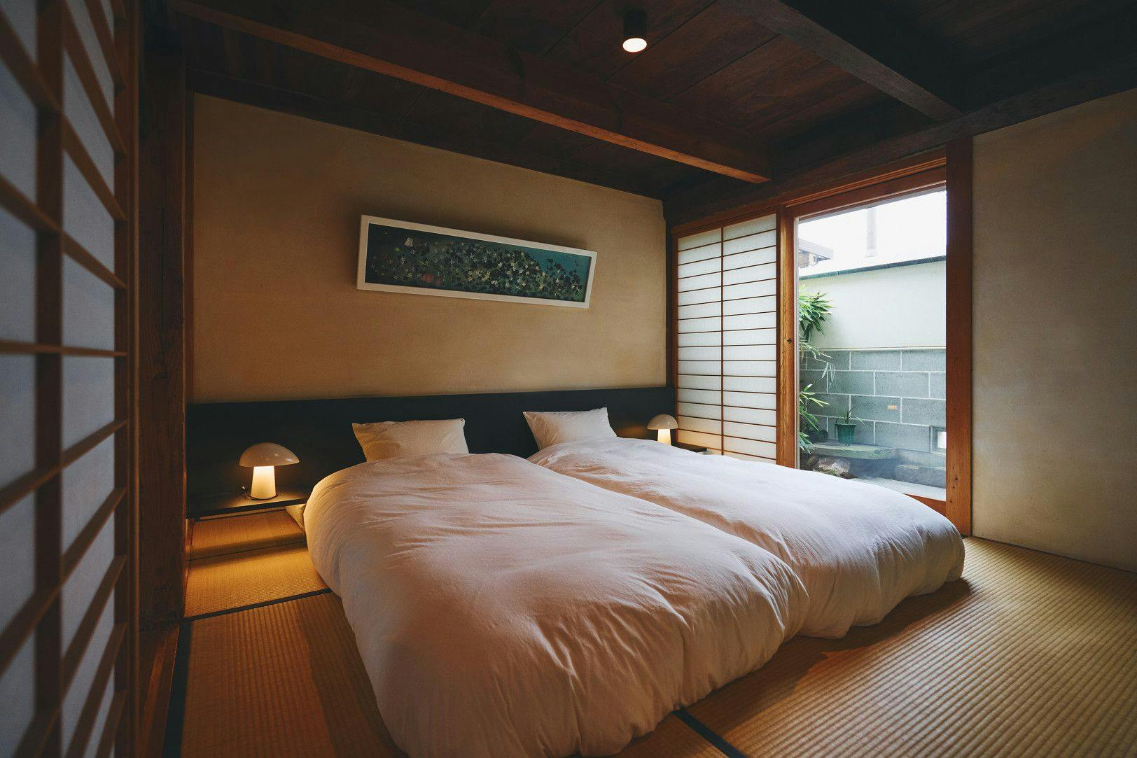 坪庭に面した寝室