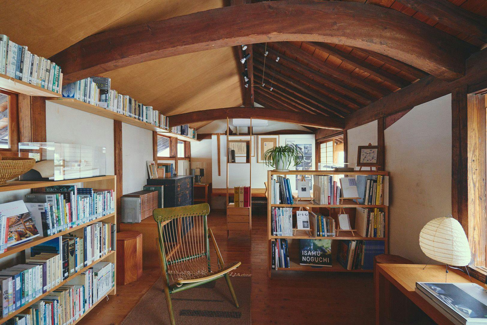 郷土作家の書籍を含む約900冊の蔵書