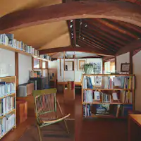 郷土作家の書籍を含む約900冊の蔵書