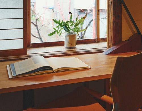 階上の図書室にて