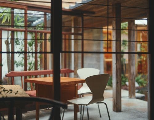 中庭に面した半屋外のテラス