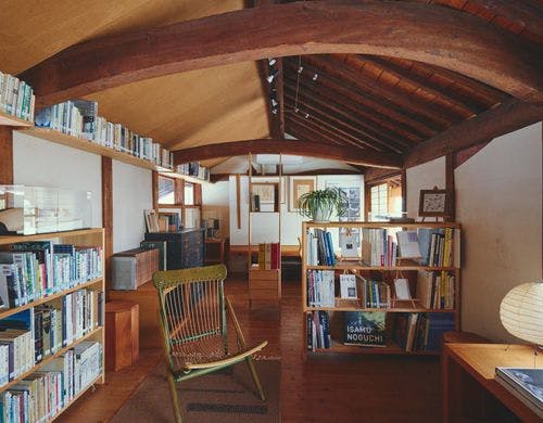 郷土作家の書籍を含む約900冊の蔵書