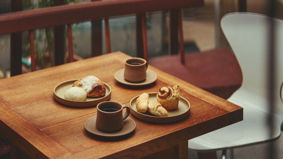 近所で買った焼き立てパンを朝食に