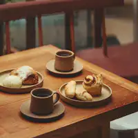 近所で買った焼き立てパンを朝食に