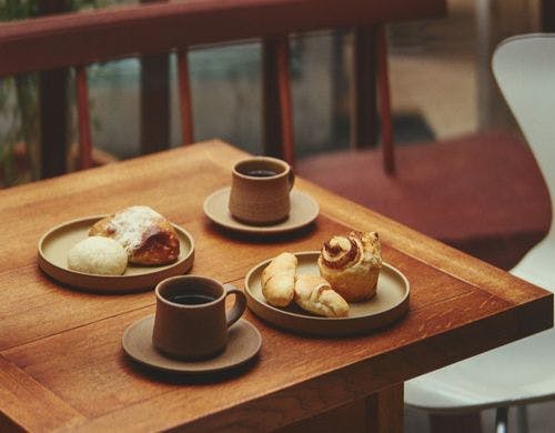 近所で買った焼き立てパンを朝食に