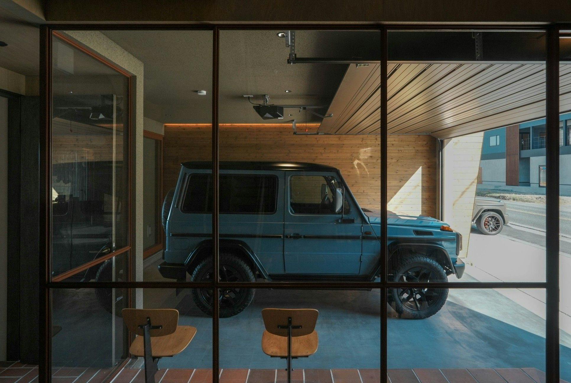 โรงจอดรถในตัวอาคาร “The Garage”