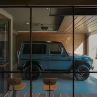 โรงจอดรถในตัวอาคาร “The Garage”