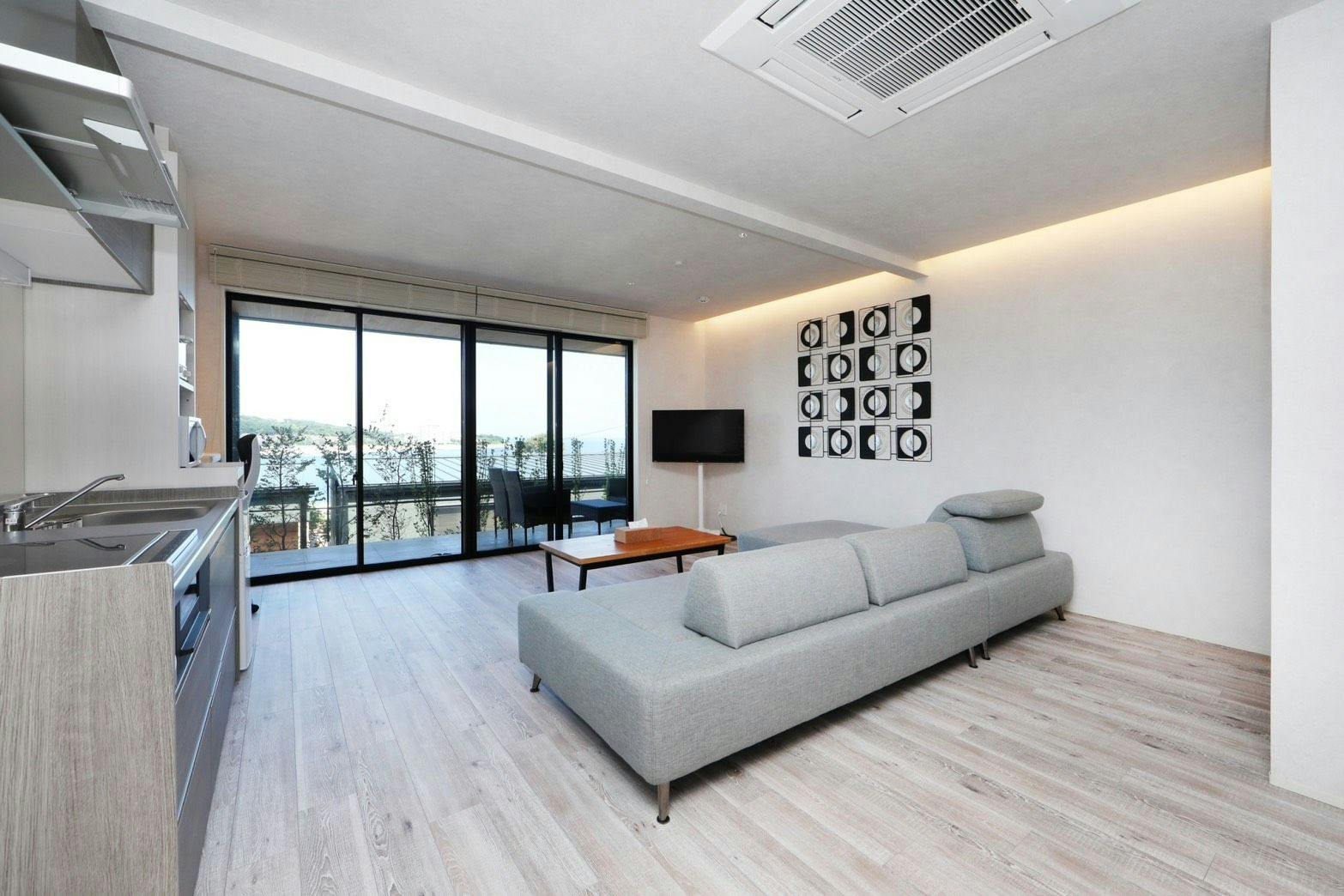 THE UPPER GROUND 001