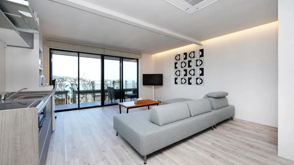 THE UPPER GROUND 001