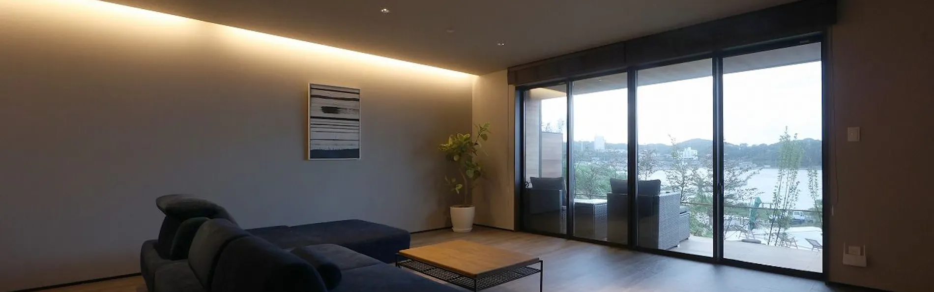 THE UPPER GROUND 001