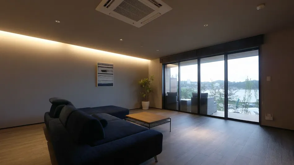 THE UPPER GROUND 001