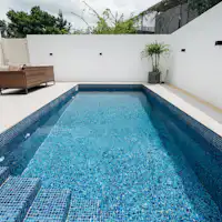 広々としたプライベートプール全景