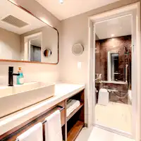 Phòng tắm và bồn rửa mặt của phòng Suite