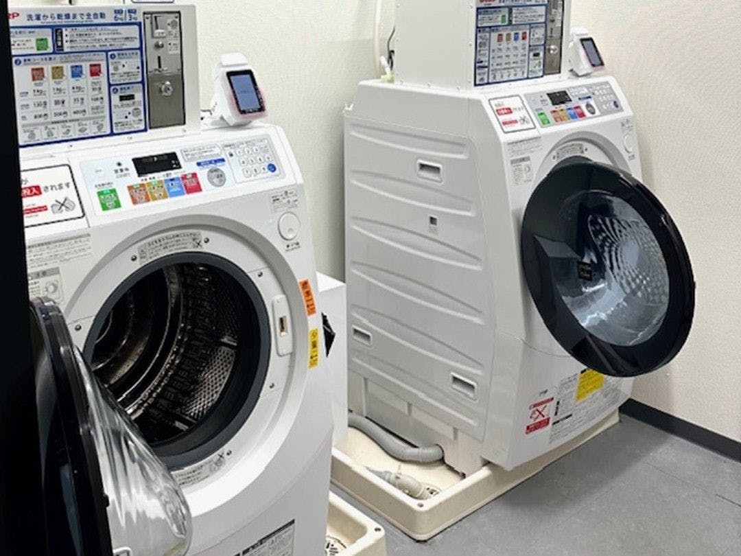 ห้องซักผ้าหยอดเหรียญอยู่ที่ชั้น 2 ค่ะ