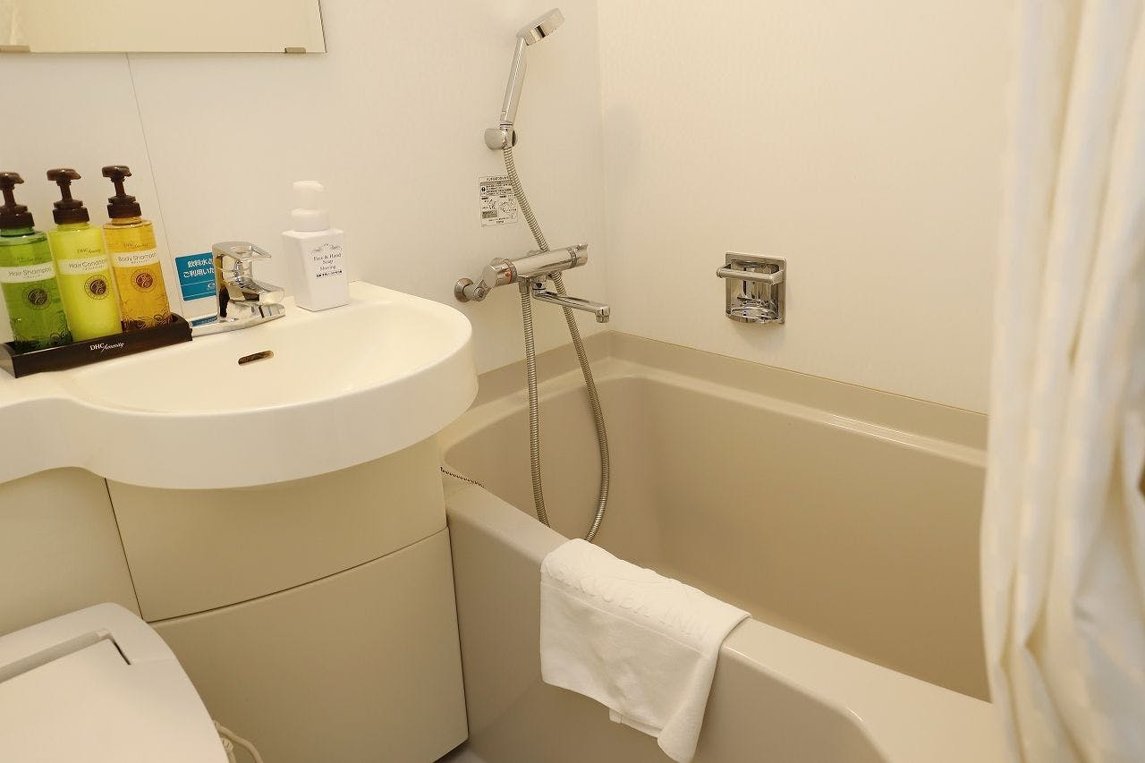 ห้องน้ำสำเร็จรูปพร้อมอ่างอาบน้ำและสุขภัณฑ์ในห้องเดียวกัน