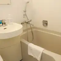 ห้องน้ำสำเร็จรูปพร้อมอ่างอาบน้ำและสุขภัณฑ์ในห้องเดียวกัน