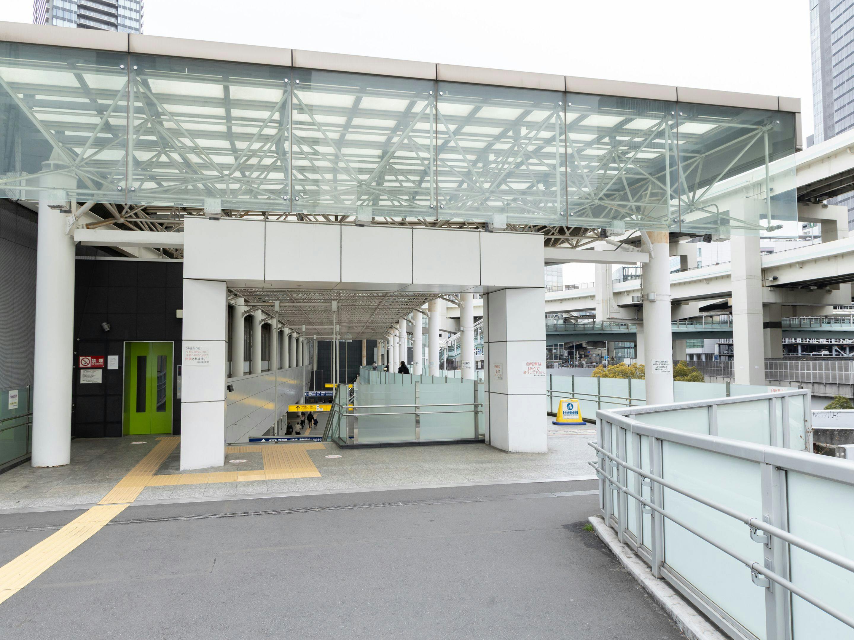 โถงทางเดินฝั่งทางออกตะวันออกของสถานีโยโกฮามะ