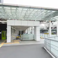 โถงทางเดินฝั่งทางออกตะวันออกของสถานีโยโกฮามะ