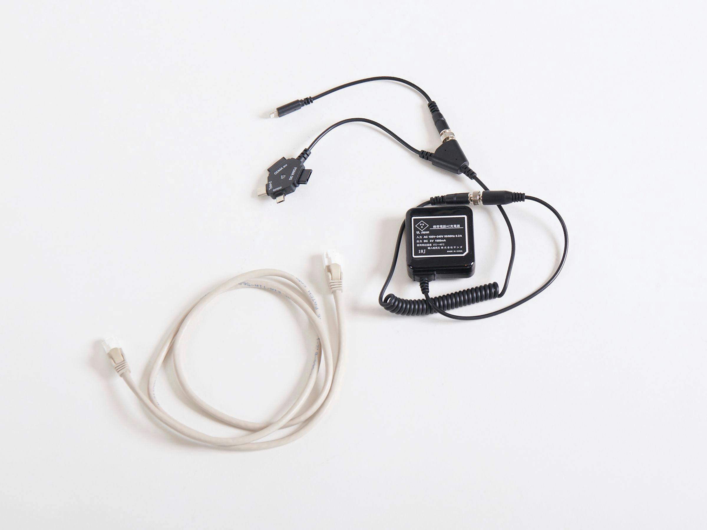 充電器・LANケーブル