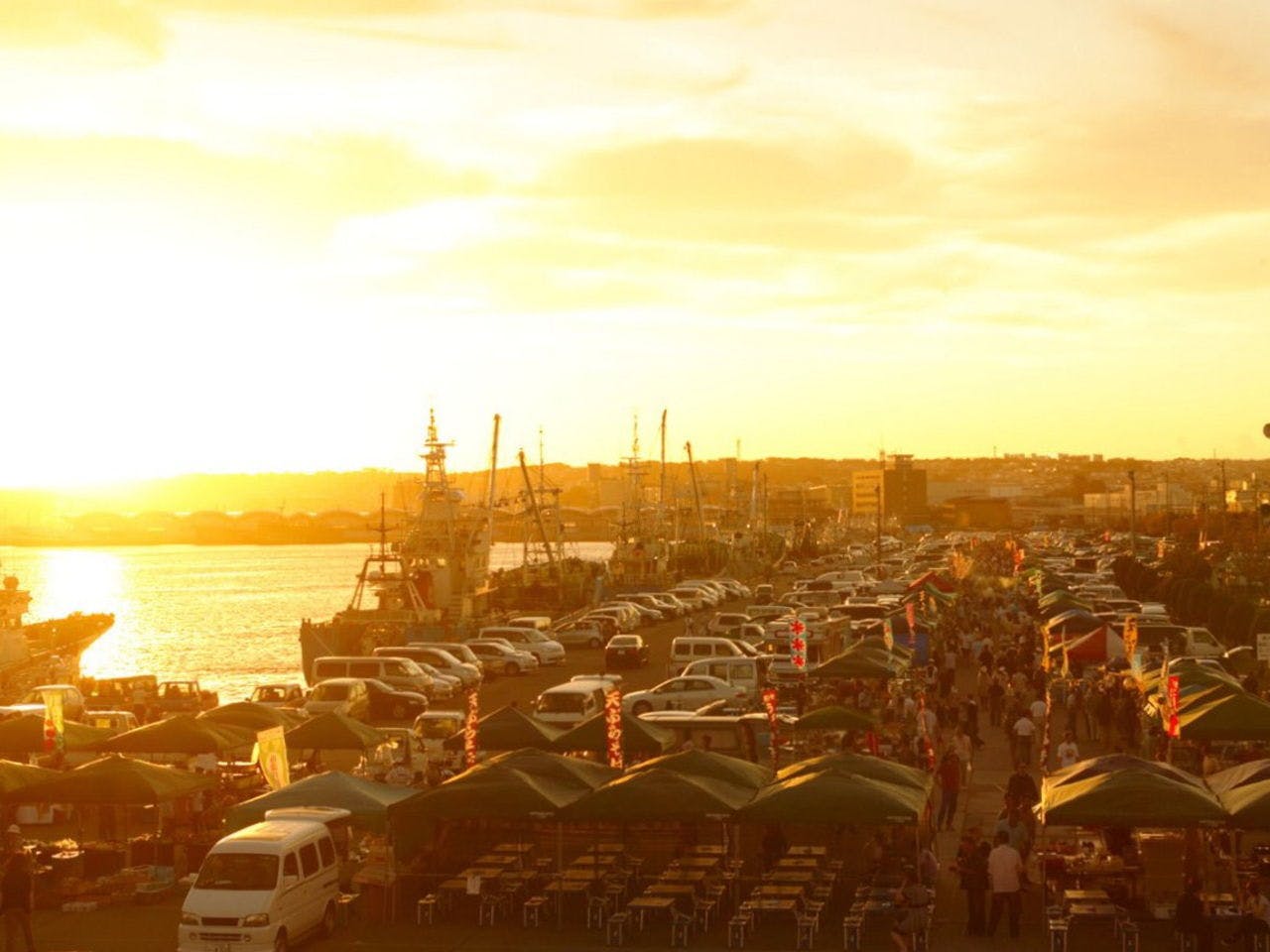 【館鼻岸壁日曜朝市】