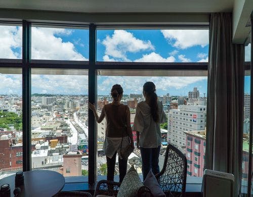 客室１面に広がる大きな窓。