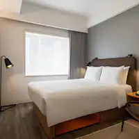 シンプルかつ機能的な客室。