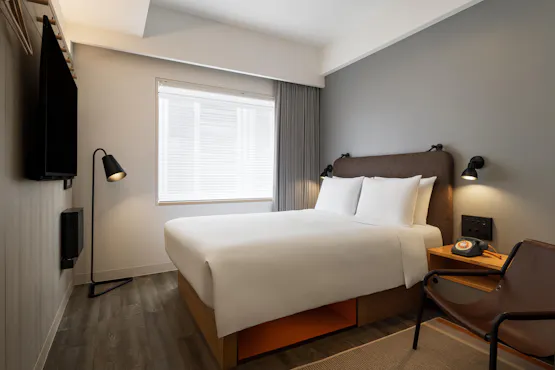 シンプルかつ機能的な客室。