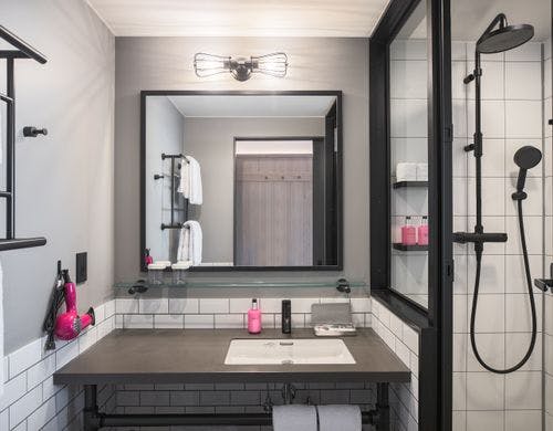 シンプルかつ機能的な客室。