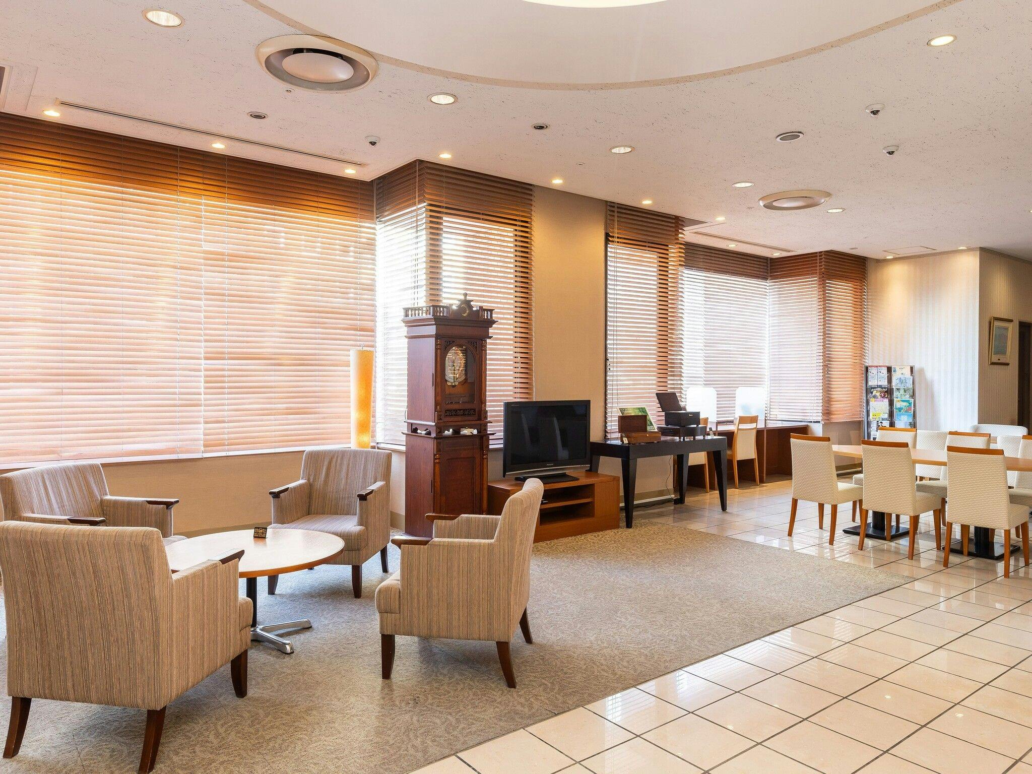 ล็อบบี้ที่สว่างไสวและโปร่งโล่ง