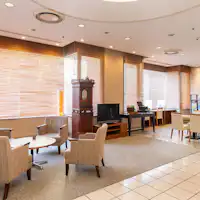 ล็อบบี้ที่สว่างไสวและโปร่งโล่ง