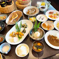 지역 생산물을 고집한 아침 식사 메뉴.