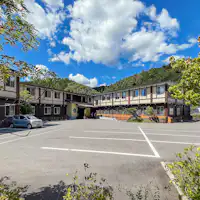 고산 자연으로 둘러싸인 곳에 위치하고 있습니다.