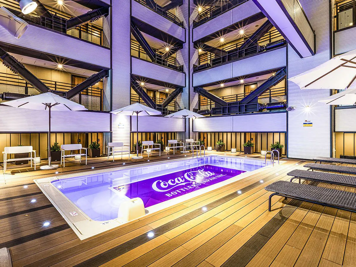 สระว่ายน้ำโคคา-โคลา บอตเลอร์ส เจแปน