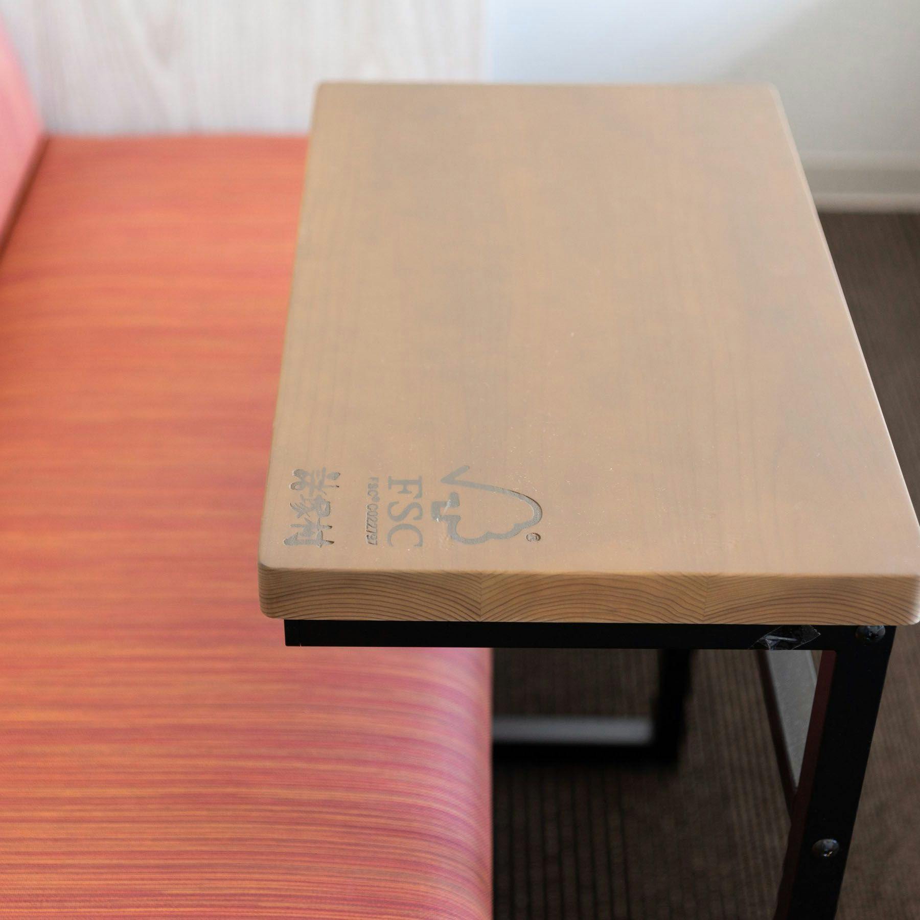 โต๊ะที่ทำจากไม้ของหมู่บ้านโมโรสึกะ จังหวัดมิยาซากิ