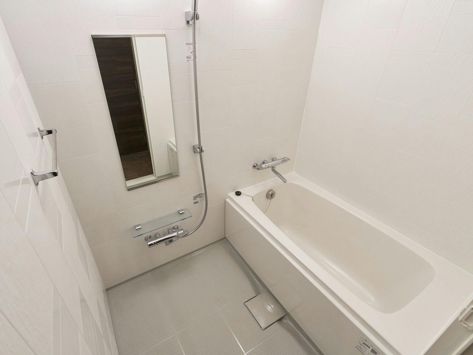 家庭房的浴室是分離式的。