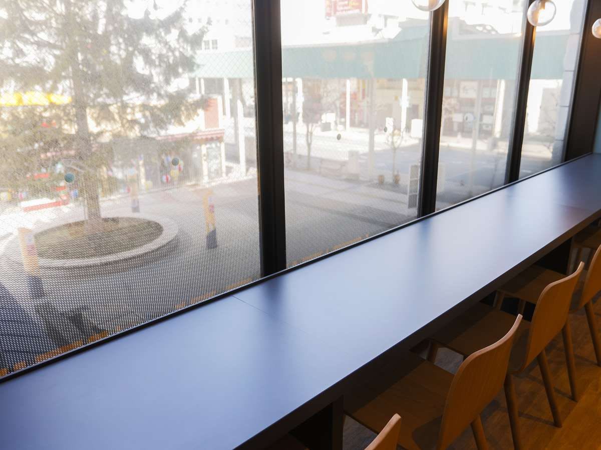 朝食会場カウンター席（パサージュ広場側）