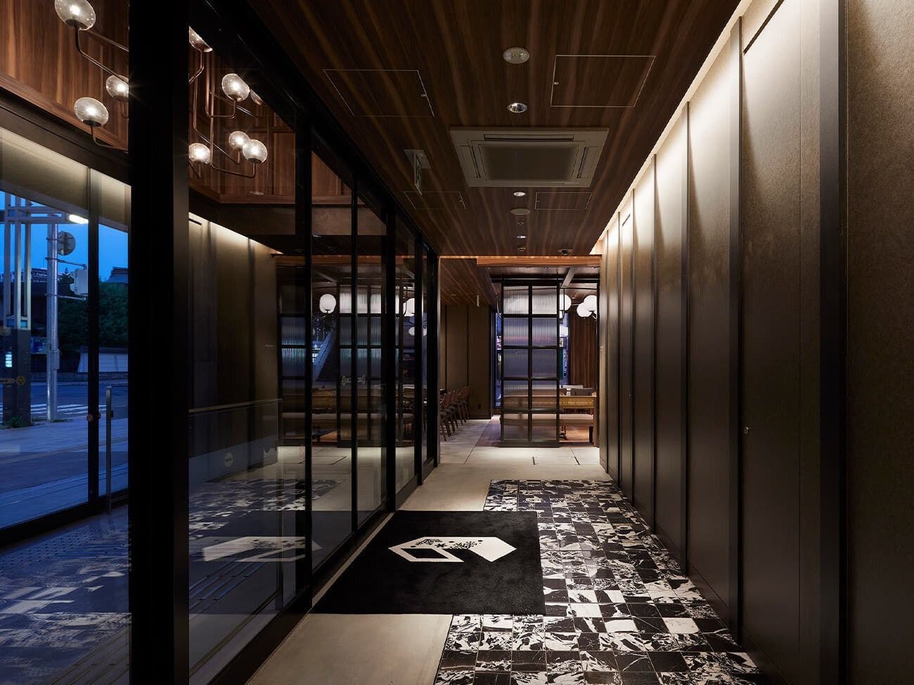 【ทางเข้า】＜1F＞ติดกับย่านที่คึกคัก