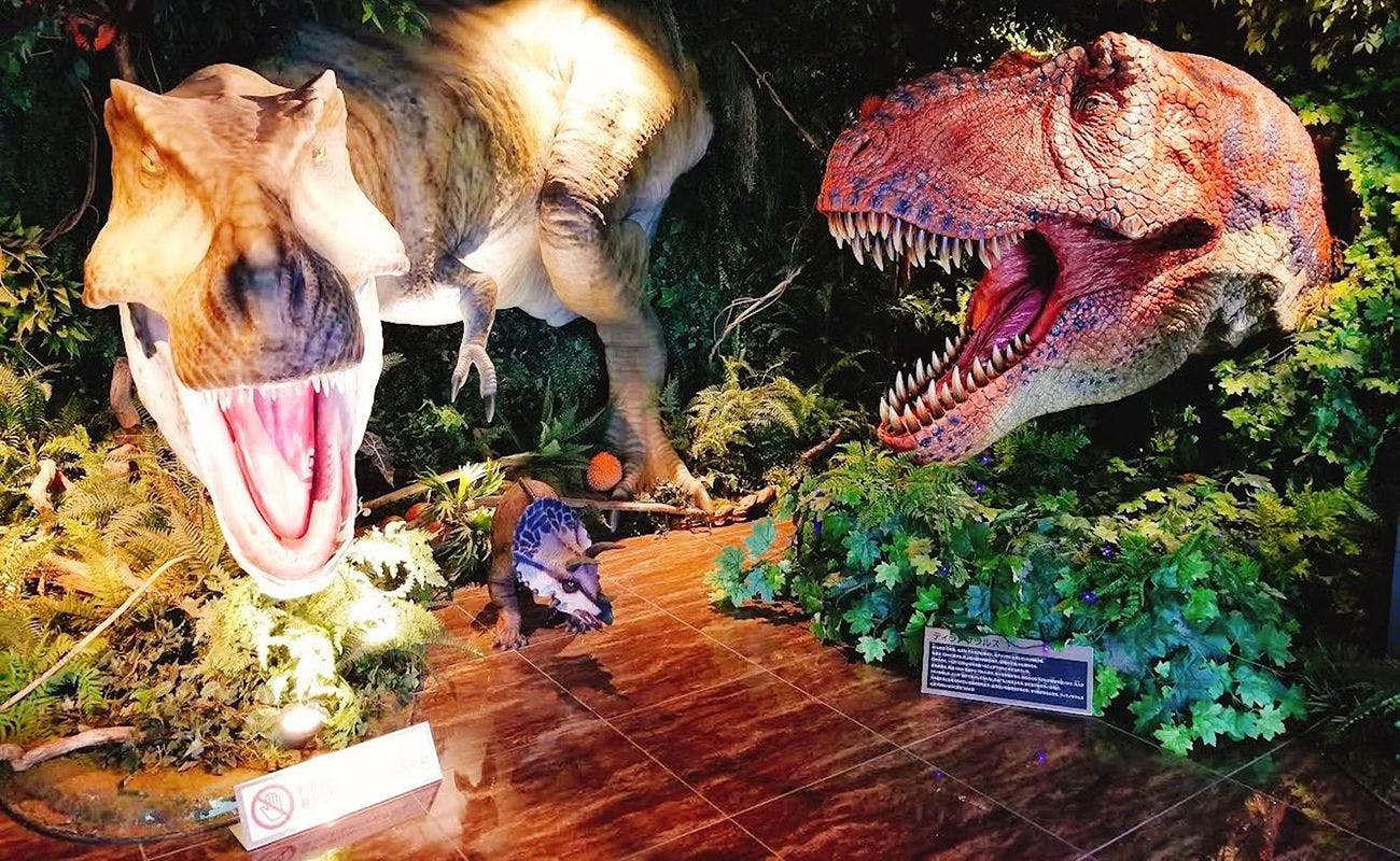 Saat melangkah ke lobi...