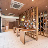 モダンで開放感のあるロビー