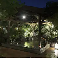 Bồn tắm rừng vào ban đêm
