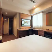 ダブルルームはデスクスペースも広々