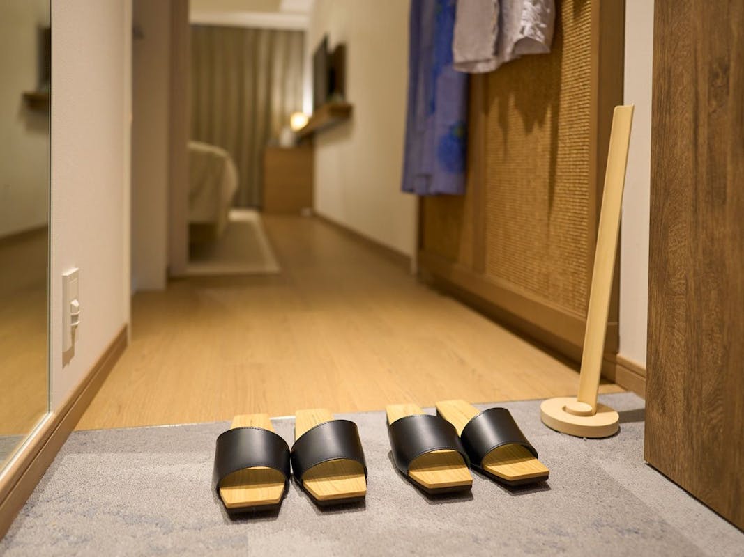 【ホテルリソルトリニティ那覇 Hotel Resol Trinity Naha】ユニバーサルダブル（最大２名・22平米）の入り口