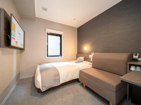 Bilik dengan katil double dan katil sofa