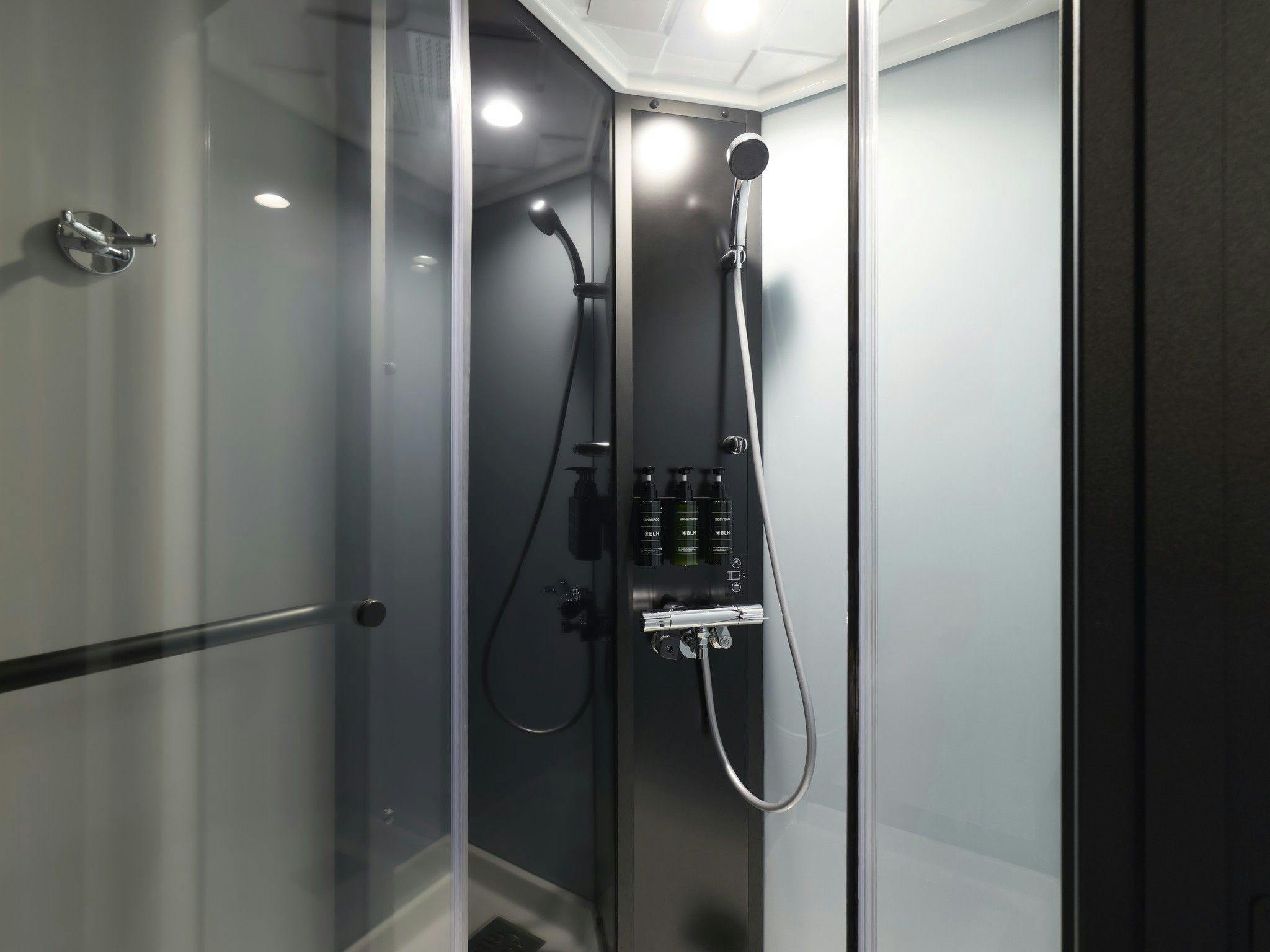 BASE LAYER HOTEL 福岡
