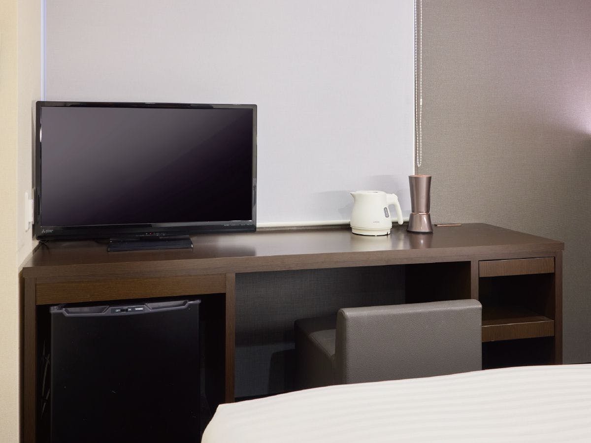 お部屋備品（テレビとデスク）