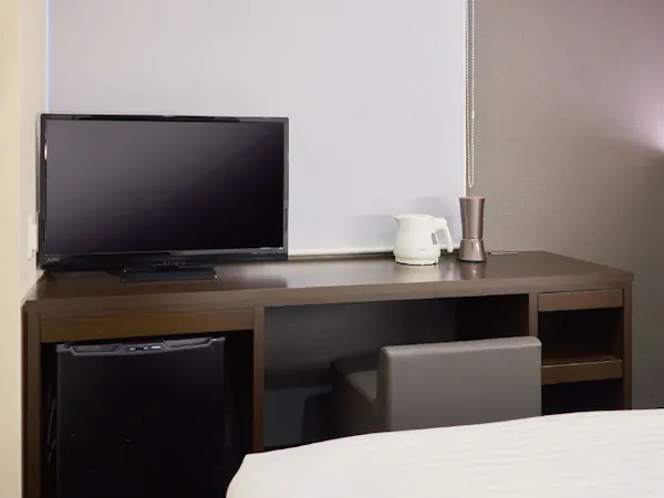 お部屋備品(テレビとデスク)